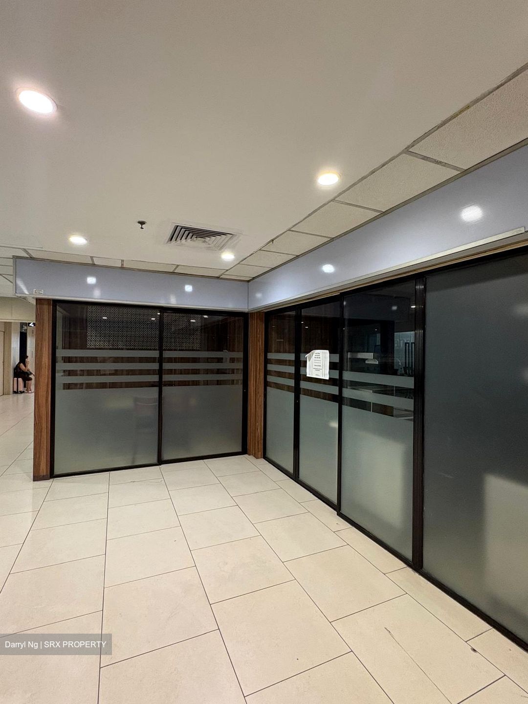 Lucky Plaza (D9), Retail #579994291